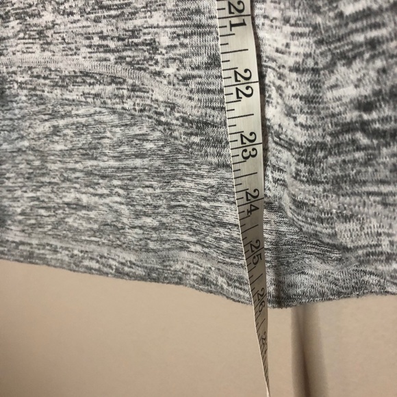Athleta no sweat’n it shark bite top hi low S gray - Picture 2 of 7